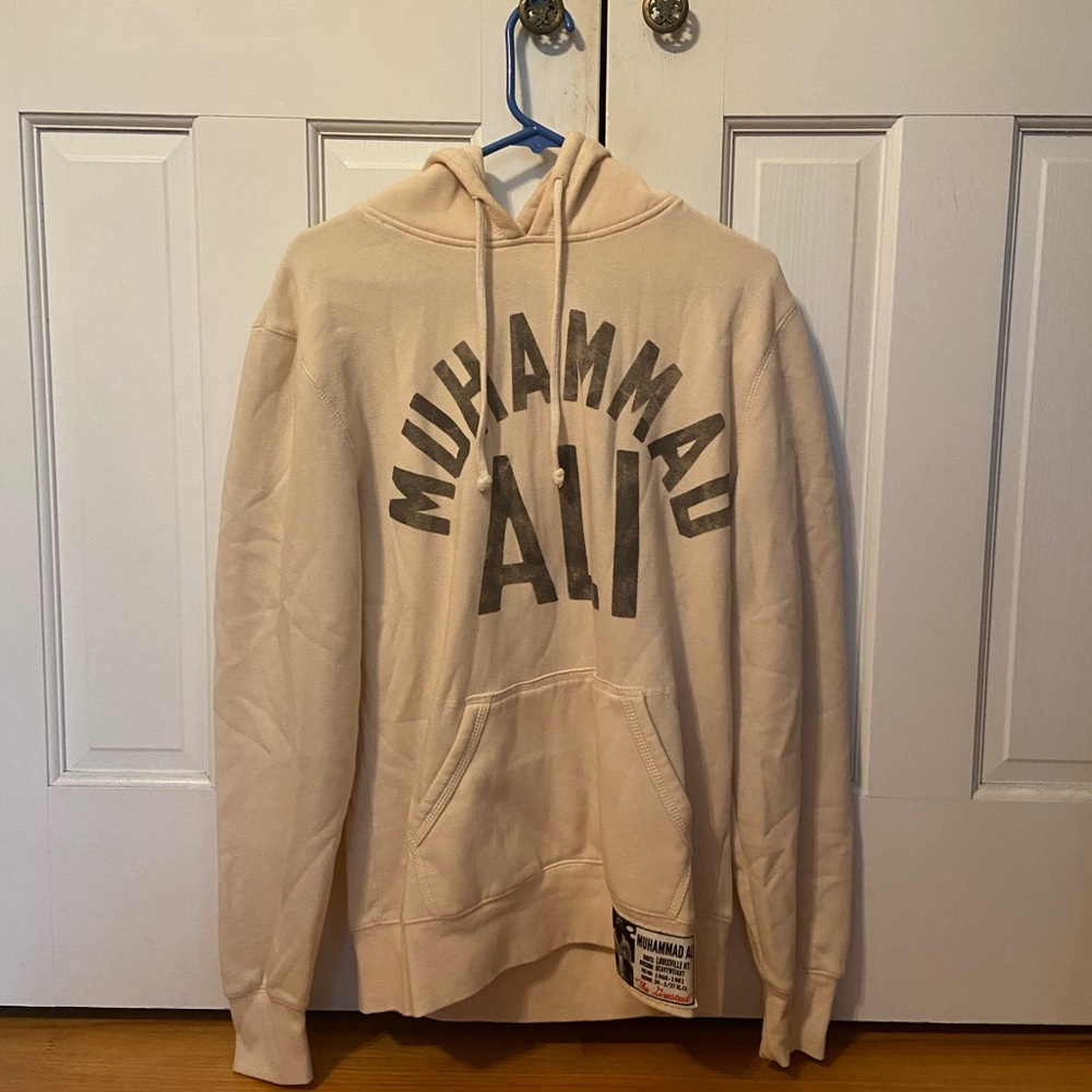 Roots of Fight Muhammad Ali Sweatshirt 
Condition: Pre-Owned 
Size: M 
Price:$50
